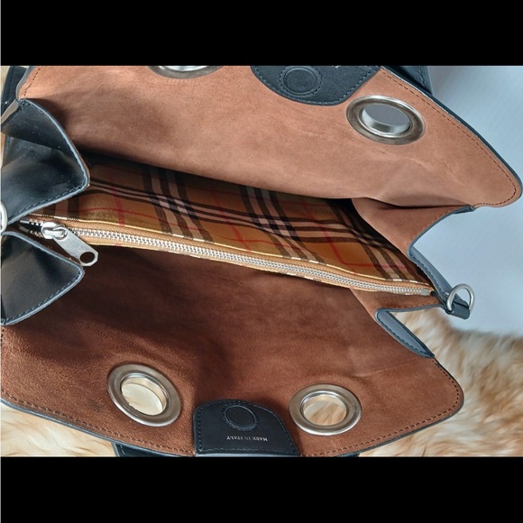 Authentic BURBERRY Calfskin Small Grommet Embossed Crest Bag in Black. - Picture 6 of 12